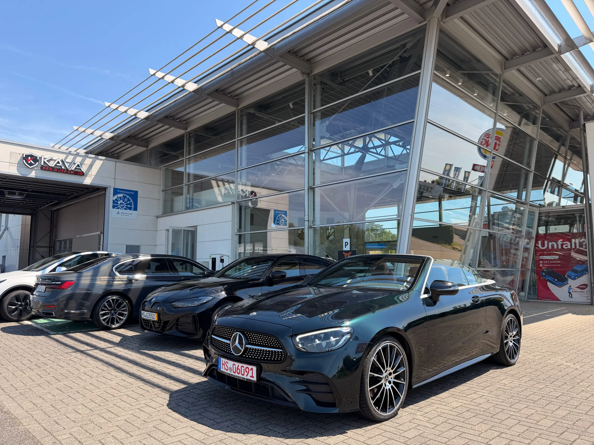 Fahrzeuge vor der Werkstatt von KAVA Automobile in Hückelhoven