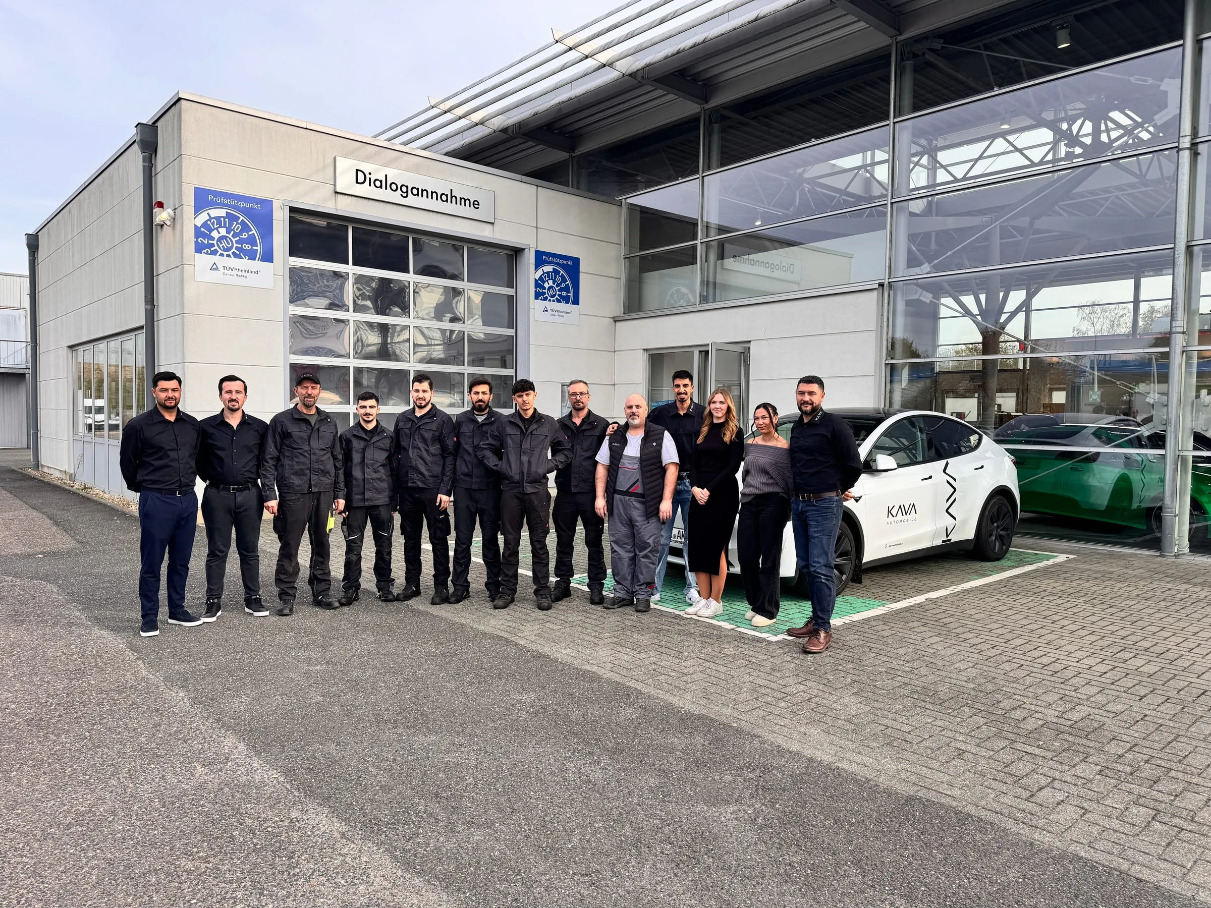 Das Team der Kava Automobile GmbH vor dem Betriebsgebäude