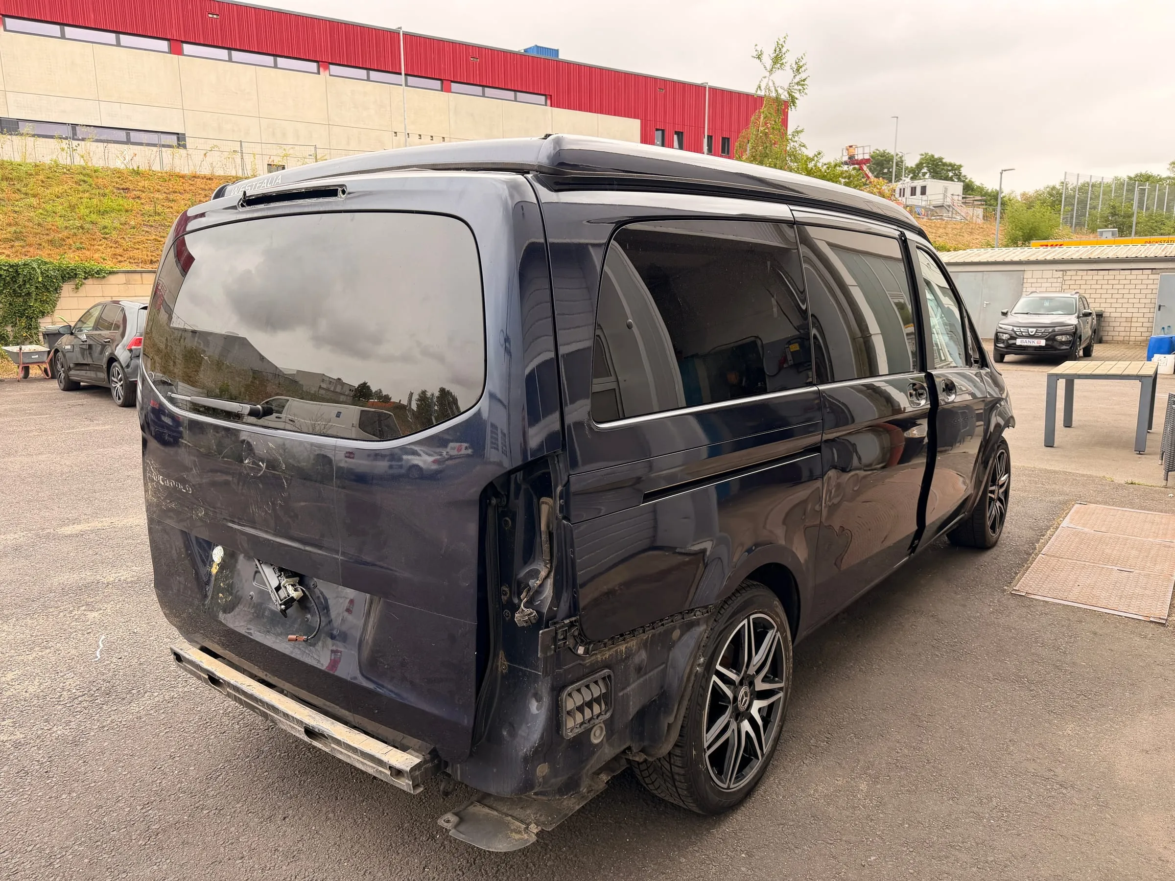 Beschädigtes Fahrzeug vor der Begutachtung durch die Kava Automobile GmbH