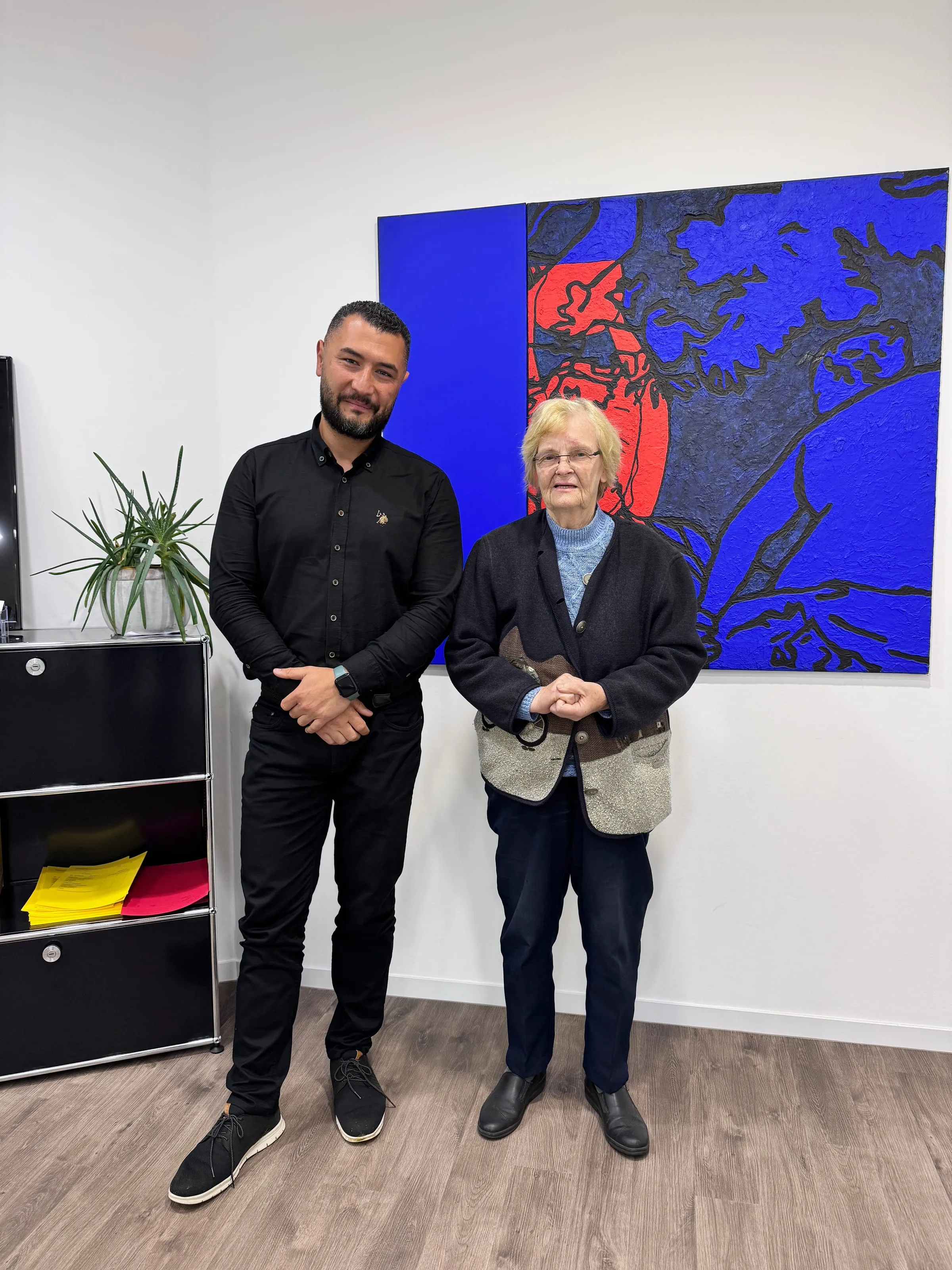Fahrzeugübergabe an eine Kundin bei der Kava Automobile GmbH